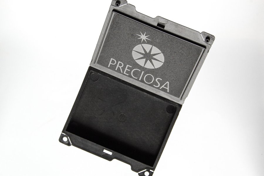 Černá plastová krabička s nápisem Preciosa